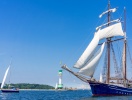På Kiel fjord er der altid liv og hvide sejl