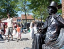 H.C. Andersen byder velkommen i egen høje person ved indgangen til Comwell i Odense