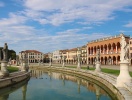 Se det fina torget Prato delle Valle i grannstaden Padova