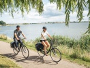 Det er helt oplagt at tage turen langs kysten på cyklen - og I kan låne en gratis på hotellet