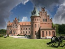 Egeskov Slot er Europas bedst bevarede vandborg med sansehaver, slotspark, veteranbilmuseum m.m.