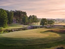 Ta en runda golf på en av Bohusläns alla golfbanor, t.ex. i Fjällbacka