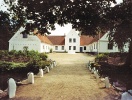 Besök Bangsbo herrgård med anor från 1300-talet och se den botaniska trädgården
