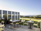 På Comwell Roskilde kan du koppla av på solterrasserna med skön fjordutsikt