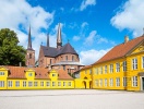 De gula palatsen har sedan 1733 varit granne med Roskilde Domkirke - de hyser Museet for Samtidskunst