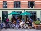 Känn stämningen och kolla in folklivet från en uteservering i centrum av Köpenhamn