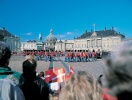Missa heller inte den pampiga vaktavlösningen vid Amalienborg slott, varje dag klockan 12