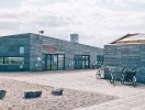 Strandparken har en strandpromenad som är full med strandkiosker under sommaren