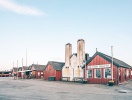 Dragør grundades av sillfiskarna på 1300-talet och erbjuder idag historiska omgivningar och charmiga matställen