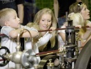 På Danmarks Industrimuseum er børn mere end velkomne - og det tilladt at røre og mærke på maskinerne