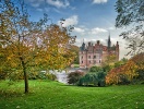 Egeskov slott är Europas bäst bevarade vattenborg med en sevärd slottspark och veteranbilsmuseum