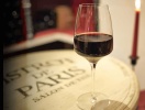 Passa på att unna dig ett gott glas vin i Kleinhuis vinkällare på din semester i Hamburg