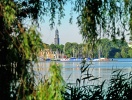 Mitt i Hamburg ligger floden Alster där du kan hyra roddbåt och kanot eller segla med ångbåt under sommaren