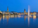 Alstersjön är extra vacker på kvällen när Hamburgs ljus återspeglas i vattnet