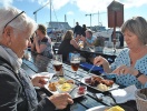 Der er intet som frisk fisk i solen på Skagens havn ...