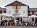 I ydersæsonerne byder restauranterne også på udeservering under varmelamperne
