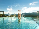 Hotellets nye infinitypool giver ekstra gode muligheder for at nyde udsigten mod bjergene