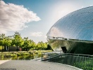 Hotellets granne, Universum Bremen, har hämtat arkitektinspiration från den magnifika valen