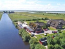 Hotellet er indrettet i det gamle, stråtækte slusevogterhus fra 1833, som ligger lige ud til kanalen Arlau