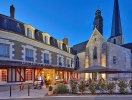 Hotellets restaurang Les Trois Marchands har en mysig uteservering