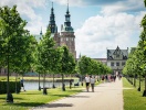 Frederiksborg slott ligger mitt i Hillerød och det är en äkta tidsresa att komma hit