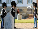 När drottningen har semester på Fredensborg slott vaktar de danska "garderna" utanför slottet