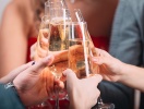 Nyårsarrangemanget startar med en bubblande välkomstdrink