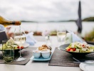 När vädret är bra serveras dagens måltider på solterrassen med panoramautsikt över sjön