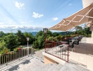 Njut av utsikten över Alsaces idyll från hotellets solterrass