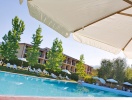 Tag en dukkert i hotellets swimmingpool og mærk sydens sol og varme