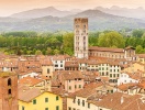 Udsigt over Lucca - byen, der er omgivet af en velbevaret ringmur fra 1600-tallet