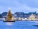 Du ska bo på ett av stadens mest anrika hotell, Kleinhuis Hotel Baseler Hof, som ligger i hjärtat av Hamburg