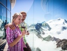 Njut av den spektakulära utsikten från plattformen på Café 3440