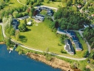 Herregårdshotellet ligger omgivet af dejlig natur ved bredden af søen Aspen