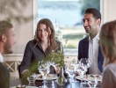 Feriens kulinariske højdepunkter skal I opleve i den lyse restaurant med udsigt over søen