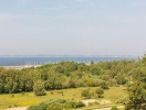 Från Sundsgården har du utsikt över idyllisk natur, sandstrand och segelbåtshamnen i Råå