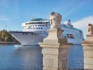 Vid Oxdjupet nedanför hotellet passerar alla stora fartyg på väg in till Stockholm