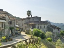 I bor på toppen af de grønne bakker nord for Lucca med et fantastisk panorama over Toscana
