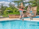 Badelandets udendørs swimmingpool kalder alle vandhunde i sommerperioden