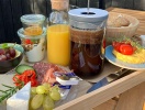 Det er også Tina, der arrangerer jeres brunchtallerken hver morgen