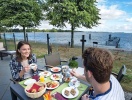 När vädret tillåter det kan du ta ett bord utanför och njuta av utsikten över havet under bar himmel