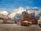 Det är inte många steg från hotelldörren till det gamla torget i Stralsund med det berömda Rådhuset