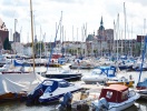 Framför ditt hotell går hamnpromenaden som du kan följa ända till marinan