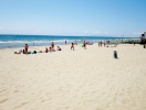 Tilbring en dag på stranden med sand mellem tæerne, sol i ansigtet og et forfriskende dyp i havet