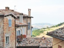 I bor mellem Pisa (44 km) og Firenze (64 km) og Middelhavets strande ved Versiliakysten