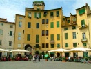 Tag også til Lucca, og oplev det ovale torv, Piazza dell'Anfiteatro, som er byens hjerte