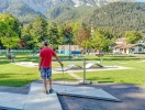 Når familien skal dyste i minigolf, er bjergenes panorama en del af oplevelsen