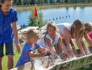 I området finns det också flera familjevänliga turistattraktioner - barnen kan t.ex. prova på att vaska guld