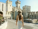 I grannstaden Sirmione kan du beundra slottet Castello Scaligero från 1200-talet som är omgivet av vatten