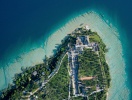 Sirmione ligger på en halvø, hvor ruinerne af poeten Catullus' sommervilla fra år 150 vidner om fortidens pragt